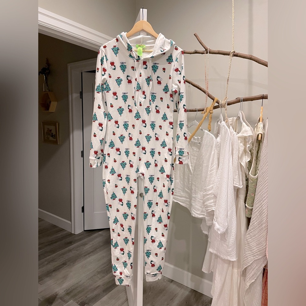 Cozy White Hooded Women's Onesie with Holiday Print
